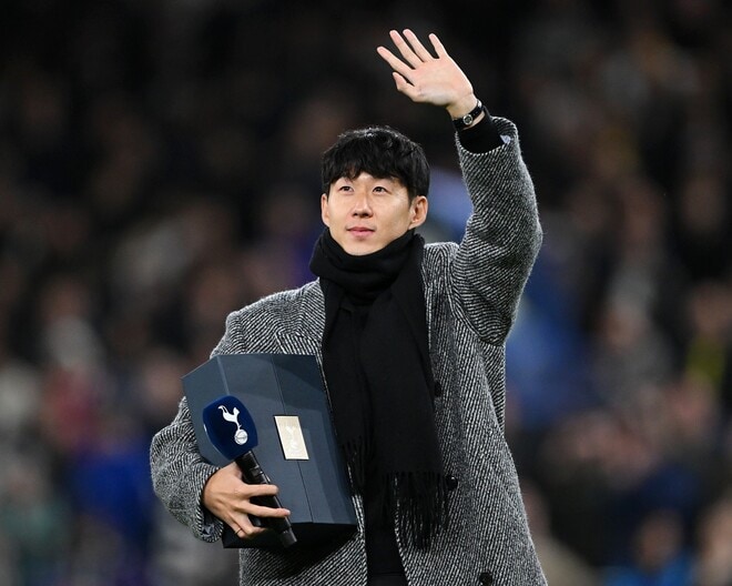 「ソニーが帰ってきた!」韓国代表のスターが古巣トッテナムに帰還! 試合前のピッチ登場に「最高のレジェンドだ」「永遠に私たちのキャプテン」の声