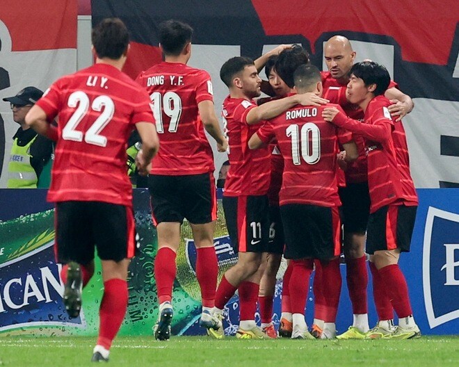 「これぞスポーツの素晴らしさ」試合後に敵サポへ挨拶。中国・成都蓉城の選手たちの振る舞いが話題！「試合が終わればノーサイド」「お互いを称えあうって素敵」【ACLE】