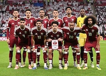 「衝撃の番狂わせ」「屈辱だ」優勝候補のアジア王者がまさか！最下位でGS敗退→海外メディアが酷評！日本に“０－10”大敗の格下にも勝てず…「一体どうやってＷ杯の出場権を獲得したのか？」【アラブ杯】