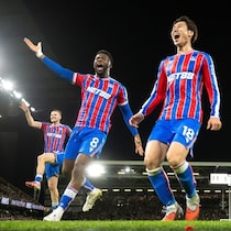 「笑顔が爽やかすぎる！」プレミア生観戦を報告した“意外な大物日本人俳優”にネット反響！「羨ましい」「ロンドン満喫してますね～」