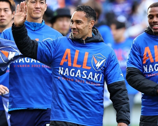 「間違いなく長崎の一時代を築いた選手」J１昇格に貢献した“不屈のストライカー”が退団「尽くしてくれた献身性を決して忘れません」「寂しくなるなぁ」の声