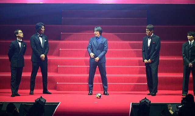 中山雅史、中村俊輔、三都主アレサンドロ…歴代MVP9人がサプライズ登場で横アリ沸騰!俊輔は黄金の左足でパフォーマンス【Jアウォーズ】