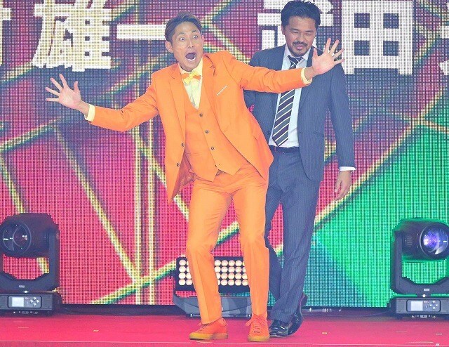 「アイラビュ～」Jアウォーズが森脇劇場に！全身オレンジで強烈な存在感「やればできる！」取材対応も熱量たっぷり