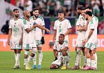 「ひどすぎて言葉がない」「恥を知れ」前回王者がまさか！スター選手を招集もW杯不出場のアジア勢に敗れて衝撃敗退！指揮官の“英雄”が引責辞任「レベルが足りていない」【アラブ杯】
