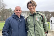 「日本の若者たちは躊躇わない」堂安、菅原、小川、塩貝…オランダの“目利きの達人”がサムライたちの入団秘話を明かす。「アイ・カム！って自分で決めちゃうんだ」【現地発】