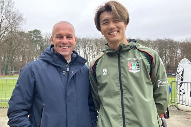 「日本の若者たちは躊躇わない」堂安、菅原、小川、塩貝…オランダの“目利きの達人”がサムライたちの入団秘話を明かす。「アイ・カム！って自分で決めちゃうんだ」【現地発】