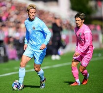 本田圭佑は悔しさを露わにし、山口蛍は両手を突き上げ、柿谷曜一朗は拍手…記憶に残るラストシーン。試合後、シュートを外した本人と香川真司が笑いを誘う