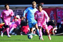 「前提条件を整理すると、僕あんまガンバ関係ない」大阪で青ユニで躍動した本田圭佑が笑いを誘う「嬉しかったし、ありがとうございますって話」