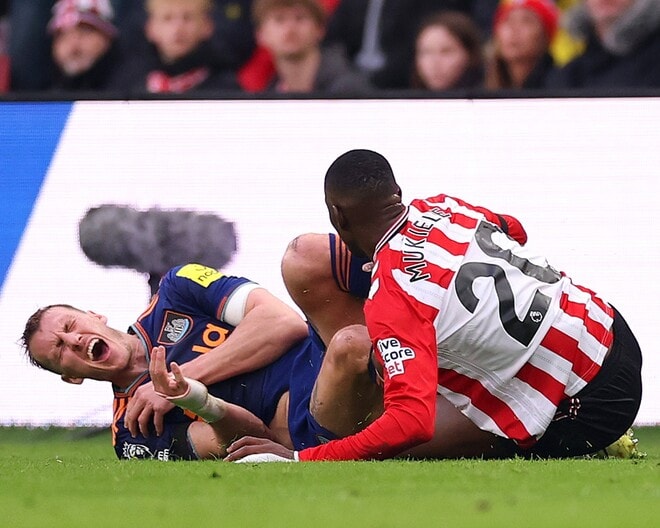 相手と激しく衝突→呼吸困難で病院に搬送。負傷交代のニューカッスルDFは肋骨を骨折か。指揮官は「大問題だった」と冷や汗