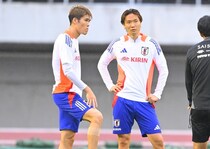 「深夜に泣かせないで...」「感動的」アヤックス加入の冨安健洋、板倉滉との再会シーンにネット感激！「滉くん嬉しそう」「激アツやん」