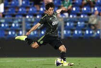 「獲得を拒否したJリーガーを押し付けられた」欧州名門の元監督、電撃辞任の要因のひとつは“日本代表歴１試合FW”の強行補強か。地元メディアが報道「古橋のレベルには遠く及ばなかった」