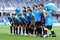 「急に可愛い寄り」「オシャレな感じ」鮮やかなサックスブルーが映える！ 川崎、百年構想リーグで着用の特別ユニに反響「黒増やしたよ！って感じ」