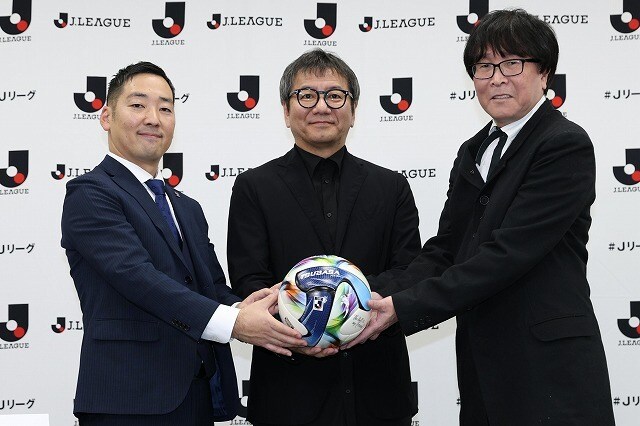 大空翼が描かれた「百年構想リーグ」のJ公式球。野々村チェアマンの印象は「少し柔らかさを感じる」好みの蹴り心地