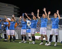 「なかなか攻めたデザイン」襟にはチームカラー３色を採用！ 横浜FCが新ユニを発表！「結構好き」「個人的にはセカンドが良き」など好評