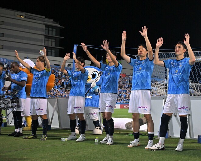 「なかなか攻めたデザイン」襟にはチームカラー３色を採用！ 横浜FCが新ユニを発表！「結構好き」「個人的にはセカンドが良き」など好評