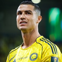 「もう40歳ってほんと!?」Ｃ・ロナウドがパンツ一枚で披露した“衰え知らずのバッキバキボディ”に大反響！「あと10年は現役だな」「最高級の芸術品」