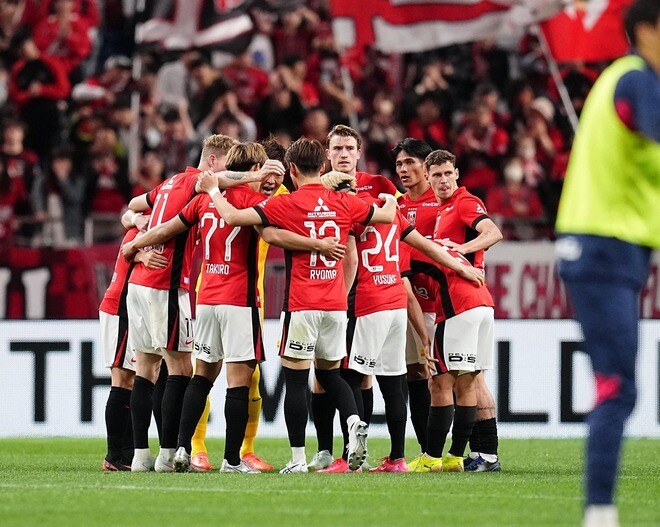 伝統の赤、縦に走るストライプ。浦和の新ユニホーム、ファンの反応は？「魅力的なデザイン」「シンプルでカッコいいな」