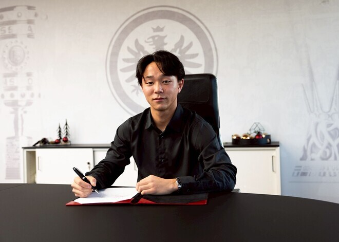 「サプライズだ!」「信じられない」“J未経験”の19歳日本人が驚きのドイツ名門移籍で中国衝撃!「嫉妬深い」「Jリーグでプレーしたこともないのに…」