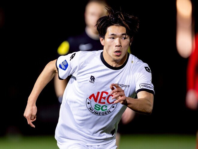 「アグエロのようなストライカーだ」「とても速く、驚くほど高くジャンプする」欧州でゴールを量産する20歳日本人FWを現地識者が大絶賛！「ビッグクラブで活躍できる選手になる」