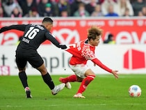 「20回もボールをロスト」「チームの勢いを著しく失わせた」ブンデス日本代表MF対決は互いに譲らず。佐野海舟と藤田譲瑠チマに海外メディアは対照的な評価「力強いパフォーマンス。唯一の汚点は…」