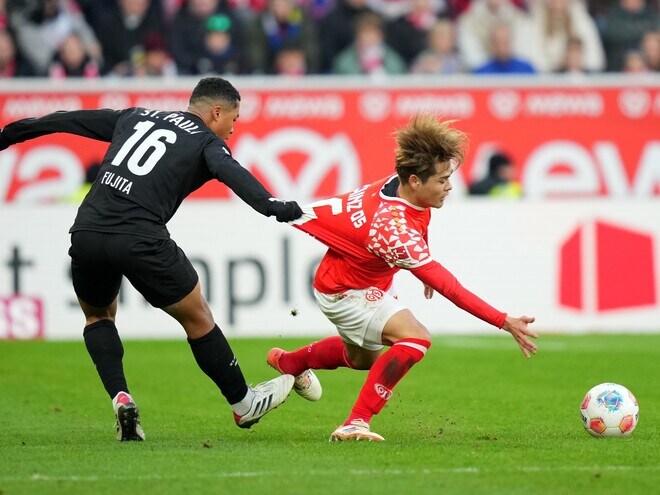 「20回もボールをロスト」「チームの勢いを著しく失わせた」ブンデス日本代表MF対決は互いに譲らず。佐野海舟と藤田譲瑠チマに海外メディアは対照的な評価「力強いパフォーマンス。唯一の汚点は…」