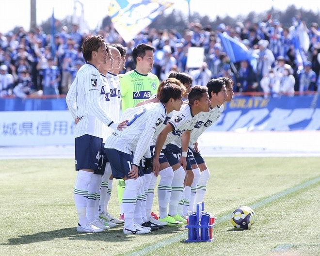 「一瞬ビビった！」山形の新ユニは“30周年記念モデル”。クラブの原点と未来をつなぐ特別な一着に「温故知新なデザインカッコいい」「青春時代を感じる」の声