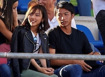 「ほんと美男美女ですね」柴崎岳が公開した妻・真野恵里菜との“恒例クリスマスショット”が話題！「待ってました」「まさかのペアルック？」