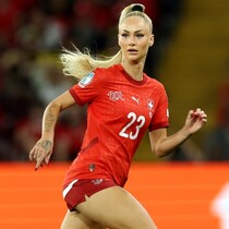 「カラダがえぐい！」スイス代表のブロンド女子が魅せた“白ビキニでリフティング”に賛辞殺到！「超ホット」「めちゃくちゃ綺麗だ」