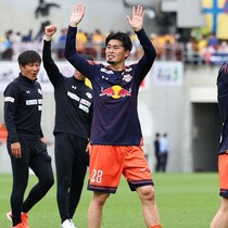 J通算286試合。34歳FWが13年間のプロキャリアに終止符。NACK５での声援に心震える「今でも忘れません」
