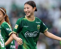 「モデルさんですか？」ベレーザ塩越柚歩の“メリクリ”ショットに脚光「赤が似合いますね」「とっても綺麗です」