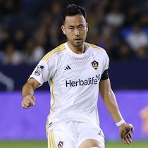 「高い肉奢っていただいた」元日本代表DF、“落語界の重鎮”との会食ショットが話題！「素敵なお写真」「篤人良い先輩！」