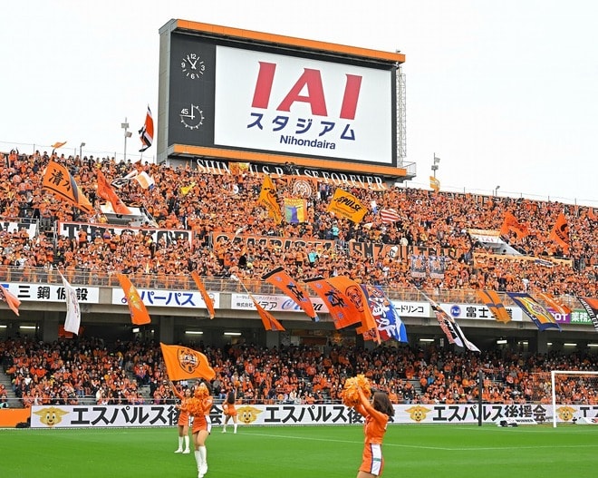 エスパ本拠地「メインスタンドが生まれ変わります」。オレンジの座席が増え、座面の立体感が増し座り心地UP。背もたれ・腰当つきに！