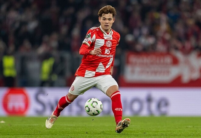 昨季ブンデス６位→まさかの最下位に沈むクラブで奮闘する日本代表MFが語った自身とチームの“現在地”「昨季よりできるプレーは増えている」【現地発】