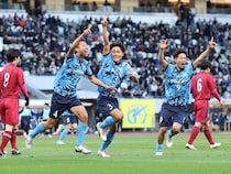 徳島市立が国立での開幕戦を制す！ 芳田翠の大会１号ゴール、山本崇斗の鮮烈ボレー弾など４発で早稲田実に快勝！ ６年ぶりの初戦突破【選手権】