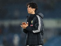 プレミア強豪から２戦連発でも…なぜ昨季MVPの日本代表MFは先発で起用されないのか。ファンからの人気は相変わらずだが「フィジカル不足」を指摘する声も【現地発】