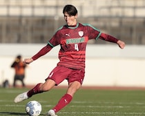 「ゴラッソ過ぎる」「エグい」ほぼピッチ中央から。尚志DFの衝撃ロングシュート弾に反響！「あそこから決めてくるのすごいわ」【選手権】