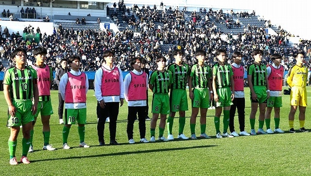 広島皆実に12大会ぶりの歓喜を呼び込んだ“芝を読む力”。印象的な魂のワンプレー「みんなで少しでも長い時間サッカーをしたい」【選手権】