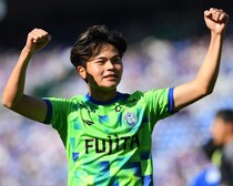 J２降格の湘南「このクラブで戦い続ける決断をしました」。ロス世代注目のアタッカーが示した「更なる成長とチームを引っ張っていく覚悟」