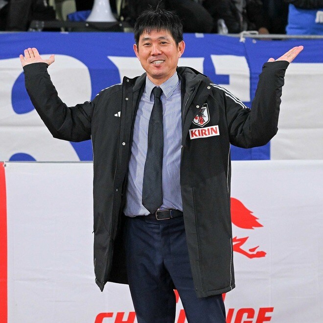 総理から必勝のエール！「まさに日本を背負って立つ御二人」の２ショットに脚光。特製キットを手に笑顔「このユニフォーム欲しい」