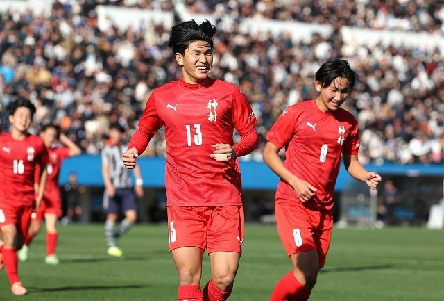 図抜けた選手層だからできるプロ内定者の起用法。神村学園が夏冬連覇へ6発猛烈発進!一方で課題も「気持ち良くサッカーしてもらっていいけど…」【選手権】