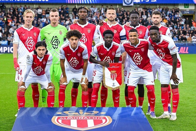 選手たちが“パンツ一丁”に…南野拓実所属のモナコにまさかのアクシデント。CL初戦に向かう飛行機の空調が故障「半裸のまま滑走路に立つ姿も」