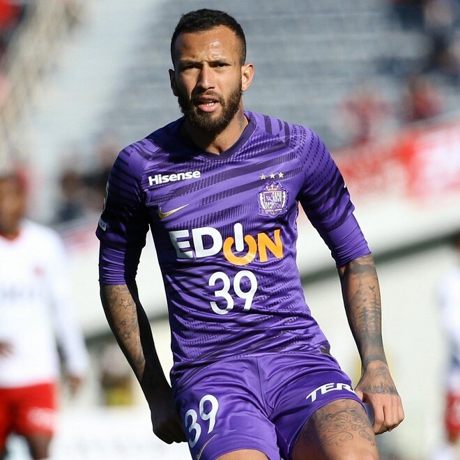 「生態系荒らしてるw」Jリーグを沸かせた大物FWが“県1部”で即デビュー弾! 出場から2分で鮮烈ゴールに「マジで反則級」「チートすぎる」の声