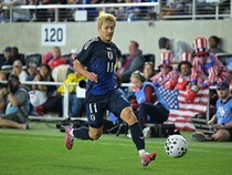 「言うべきではなかった」移籍志願告白でOBから批判を浴びた日本代表FW、地元メディアは不変の“献身性”に感服「一部の選手は発言後に騒動で崩れてしまう。だが…」