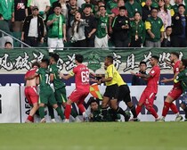 ACL2で乱闘騒ぎ。右膝が側頭部にヒット→イエロー４枚を乱発した小競り合いに。投げ込まれたペットボトルが選手やスタッフを直撃