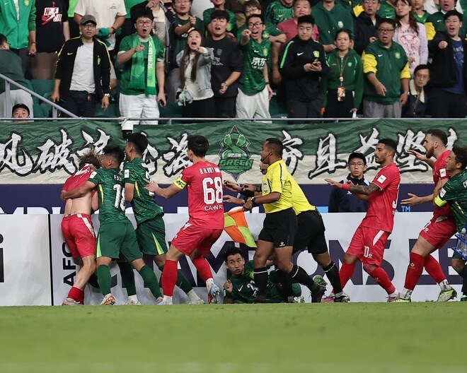 ACL2で乱闘騒ぎ。右膝が側頭部にヒット→イエロー４枚を乱発した小競り合いに。投げ込まれたペットボトルが選手やスタッフを直撃