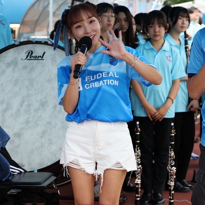 「国民的アイドルが！」元モー娘。加護亜依さんが三ッ沢に来場！ 試合前に挨拶「あいぼん可愛い」など脚光