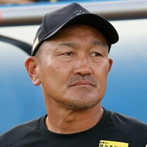 「戻れなくて本当に申し訳ない」パワハラ疑惑のJ３高知・秋田豊監督がSNS更新。選手へのメッセージも「短い間でしたがありがとうございました」