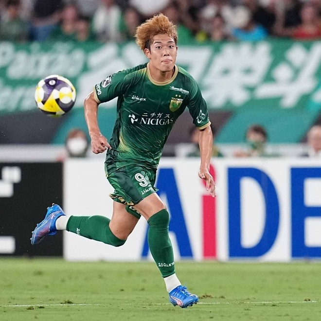 ようやく決めた! こじ開けた! 東京Vが“5試合ぶり”の得点。セットプレーから染野唯月がヘッドで今季3点目!