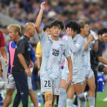 J２で衝撃！ 富山MFが“60メートル級”の超ロング弾！ ２位の長崎相手に思わず息をのむ一撃を決める！