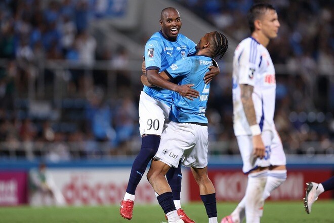 「こんなんありかよ」「理不尽ゴール」横浜FCアダイウトンの“スーパーすぎる”ミドル弾に脚光！ 残留争い直接対決で勝利に導く一発！